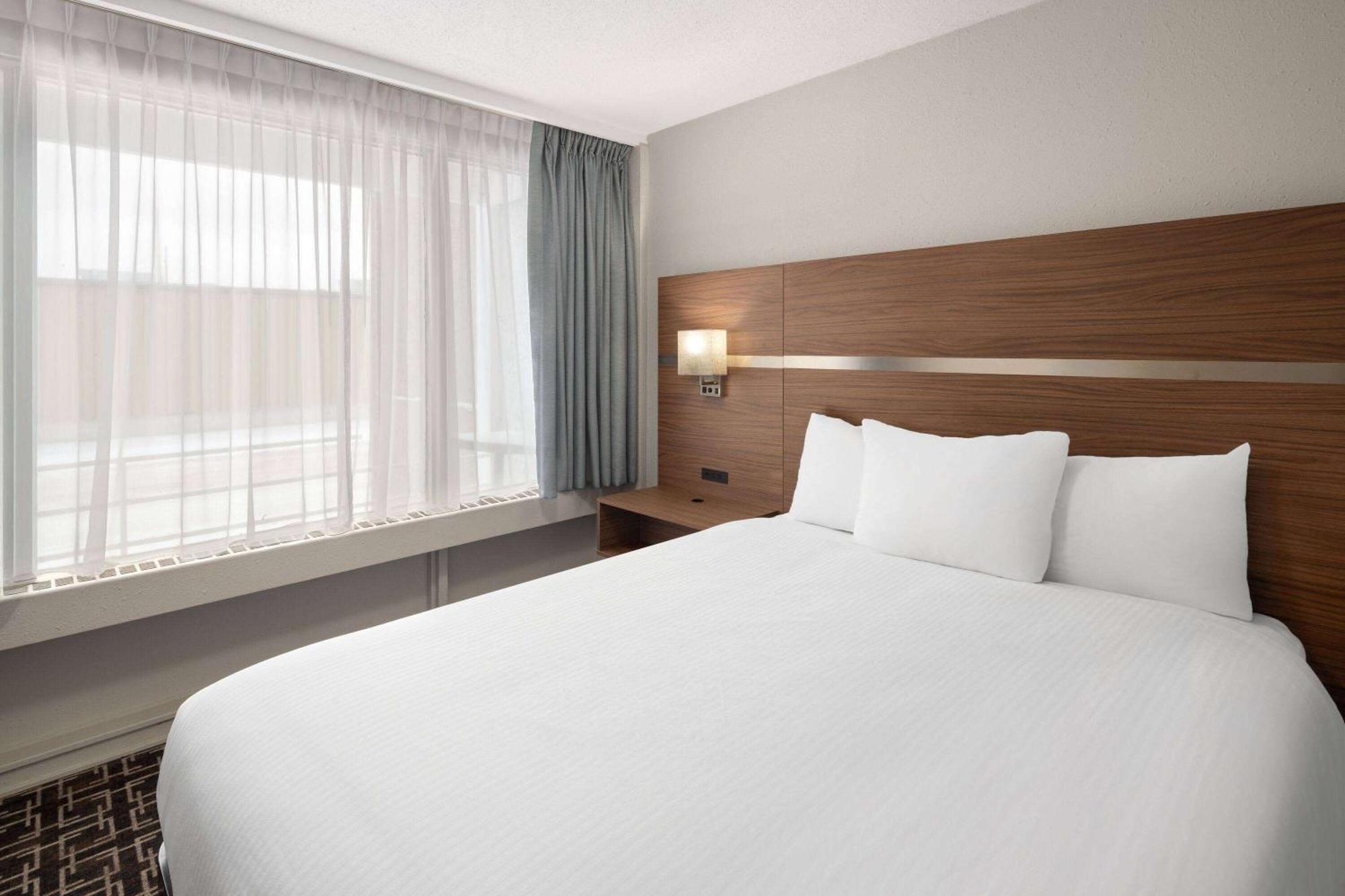 Baymont By Wyndham Edson Hotel Bagian luar foto