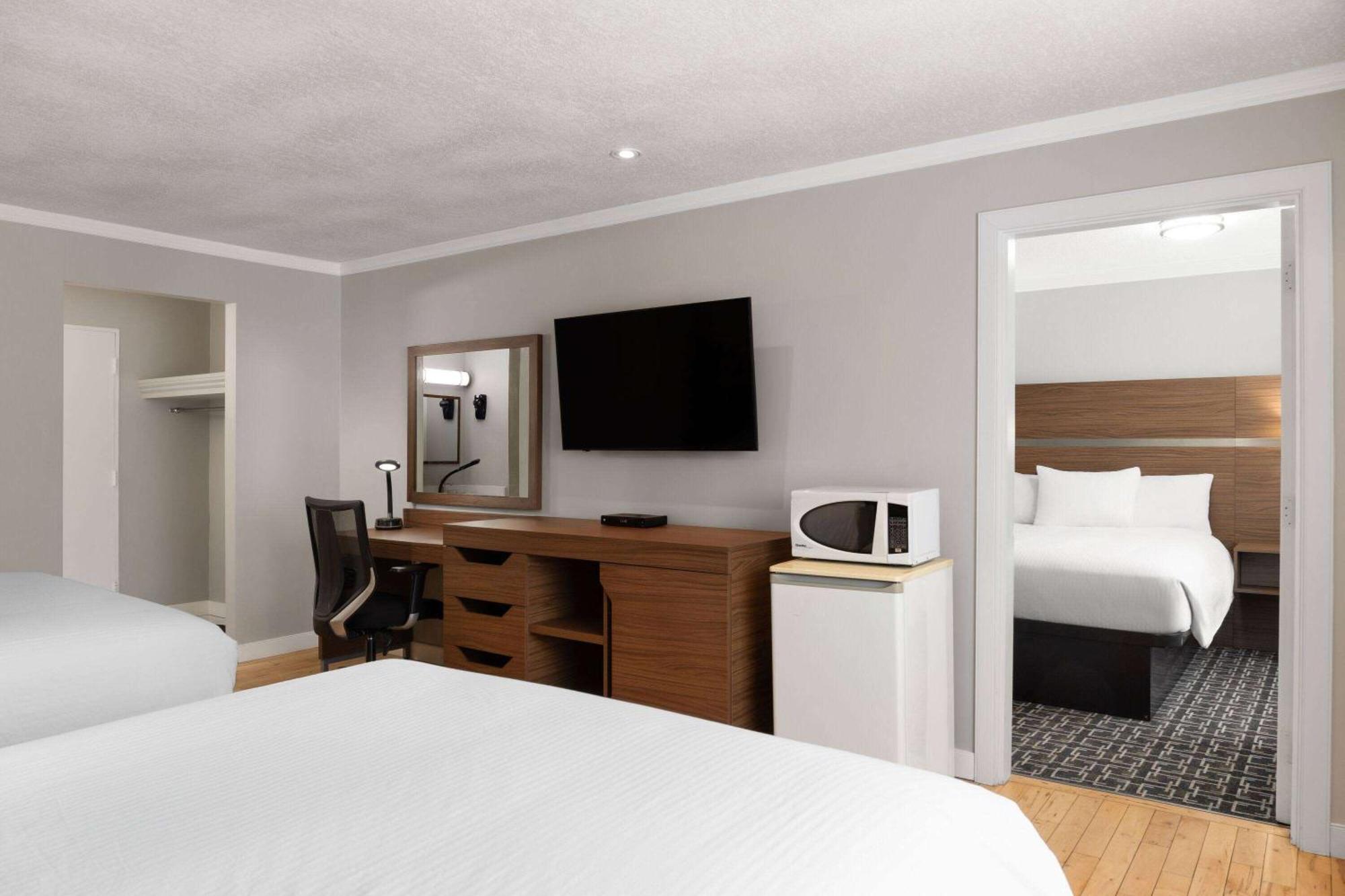 Baymont By Wyndham Edson Hotel Bagian luar foto