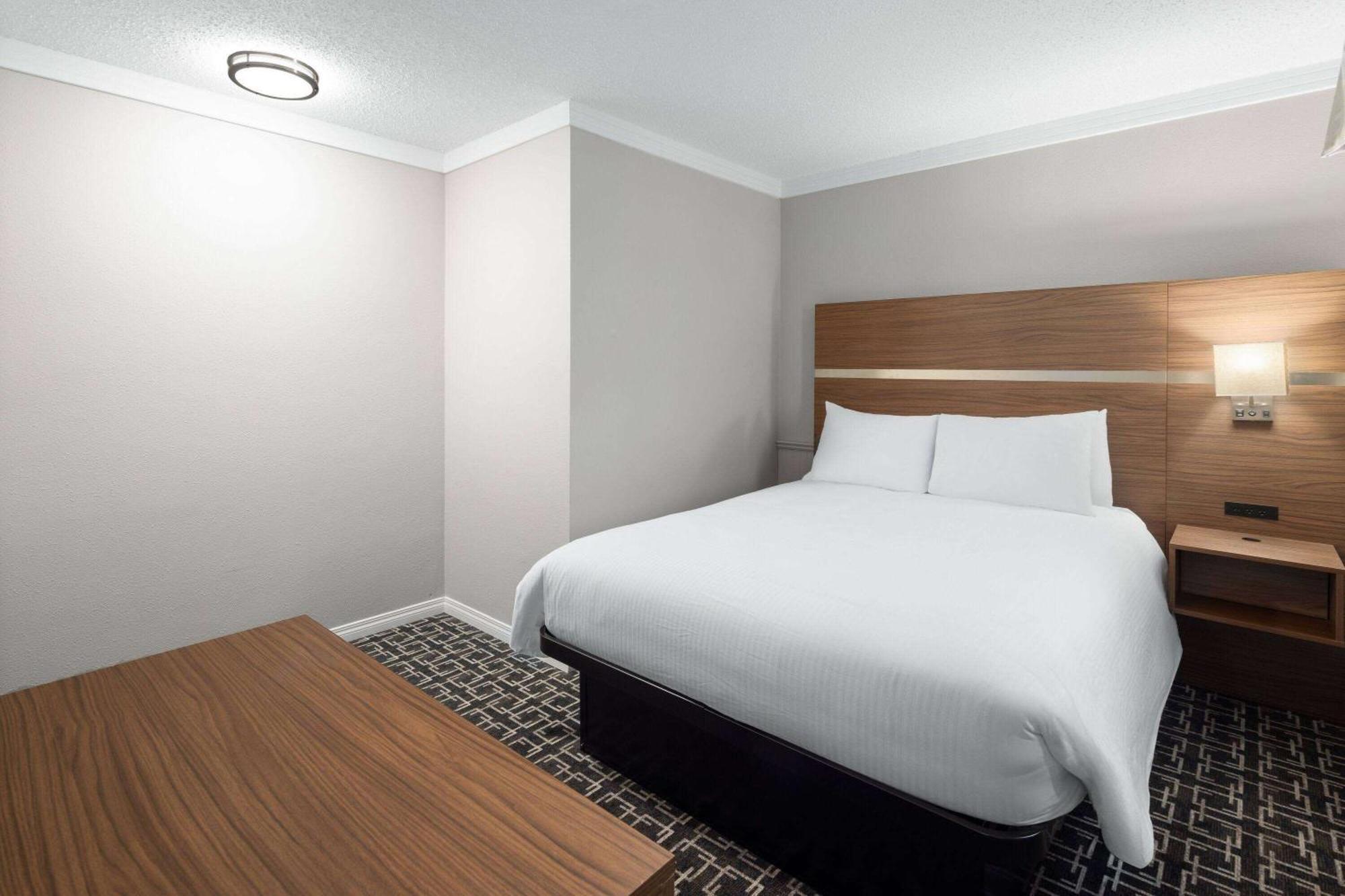 Baymont By Wyndham Edson Hotel Bagian luar foto